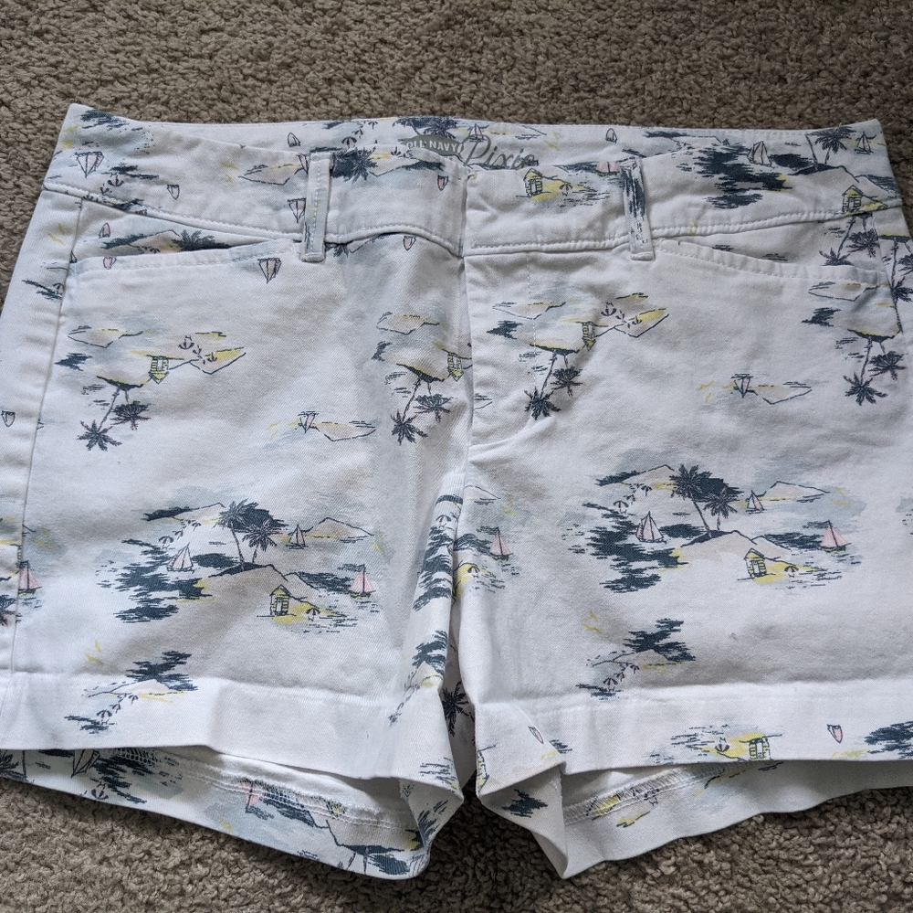 EUC Old Navy Pixie Chino Beach House Shorts, size 4